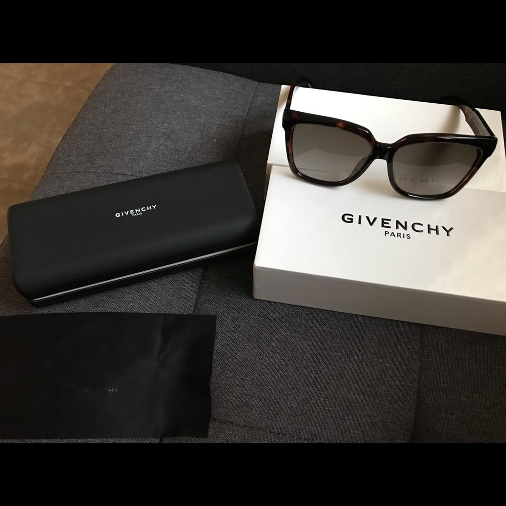 Givenchy GV 7021/F/S Sunglasses